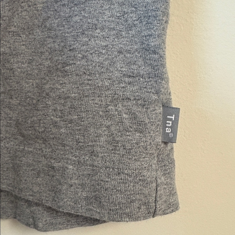 TNA Gray Long Sleeve Crop Top size L - Picture 4 of 4